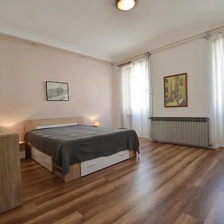 Old Town Yulia Apartment *
