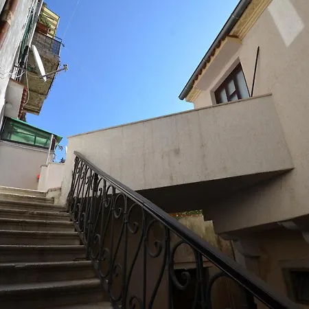 Old Town Yulia Apartment *